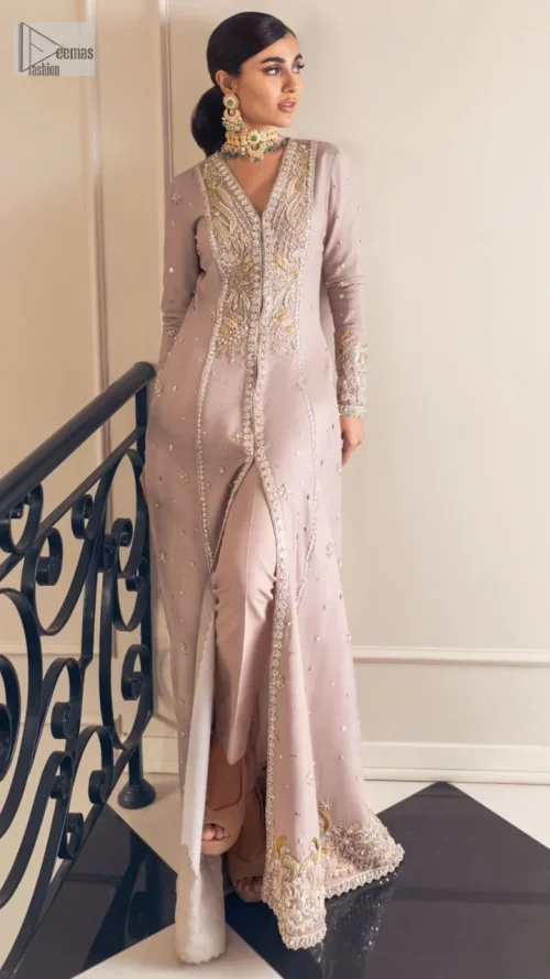 Feel the magic of the party in this splendid article! The ideal front open gown in tea rose colour is