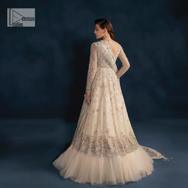 A sophisticated splash of off-white as your nikah outfit! With its round neckline and full sleeves, this outfit has a