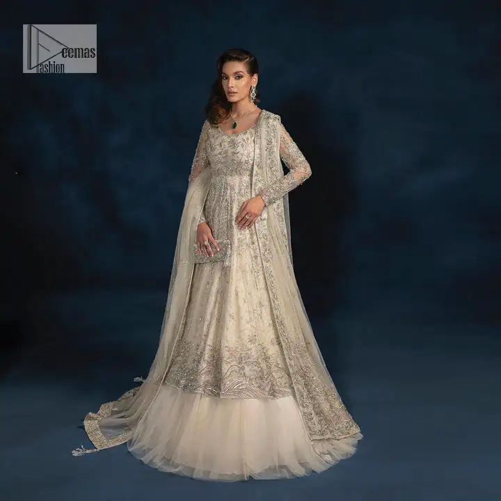 A sophisticated splash of off-white as your nikah outfit! With its round neckline and full sleeves, this outfit has a