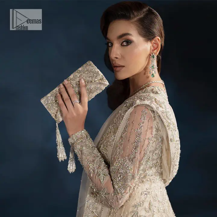 A sophisticated splash of off-white as your nikah outfit! With its round neckline and full sleeves, this outfit has a