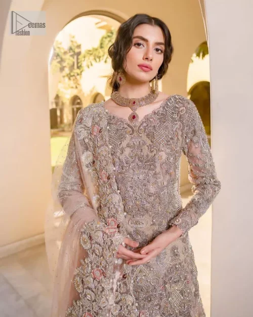 Let your nikah outfit do the talking. An elegant rhyme to tradition, this short shirt and lehenga create aesthetical magic