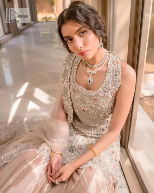 The beauty of idealism is captured with a touch of sparkle. This exclusive rose pink ensemble is beautifully translated on