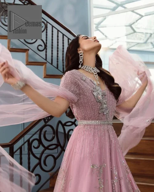 DeemasFashion presents this wedding outfit which is an embellished masterpiece that wins everyone’s hearts at the very first glance with