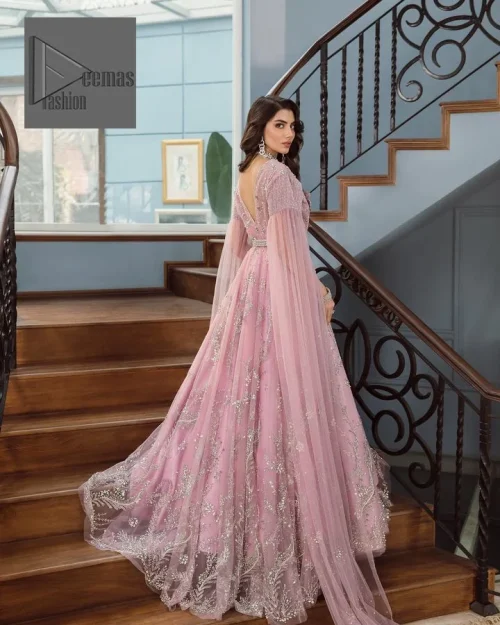 DeemasFashion presents this wedding outfit which is an embellished masterpiece that wins everyone’s hearts at the very first glance with