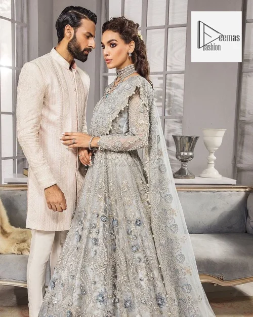 The full sleeves are covered with attractive geometrical patterns. Further, the V-shaped neckline is beautifully decorated with tilla, dabka, kora,