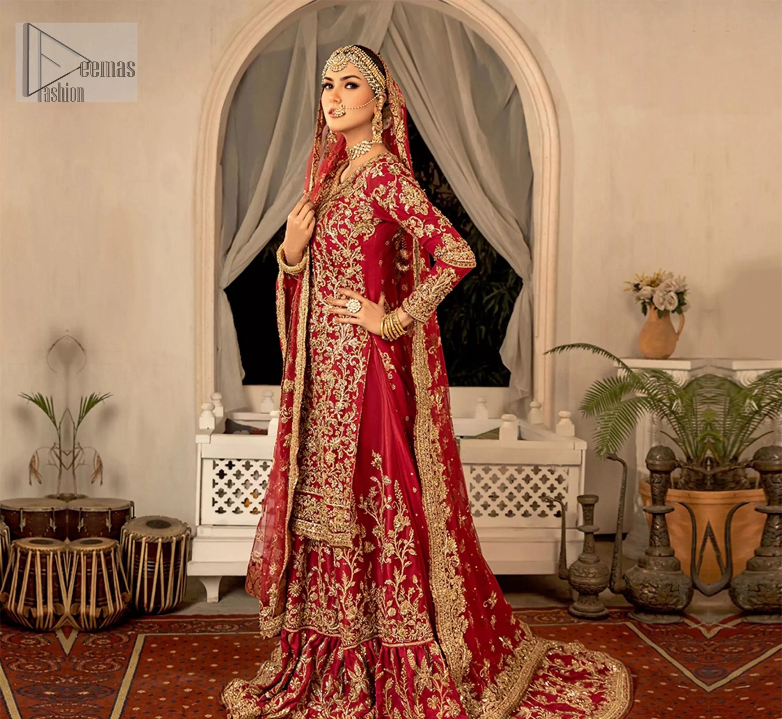 Made from luxurious organza and pure tissue silk, this ensemble captures the essence of bridal beauty, enveloping you in timeless elegance for your reception or first day.
