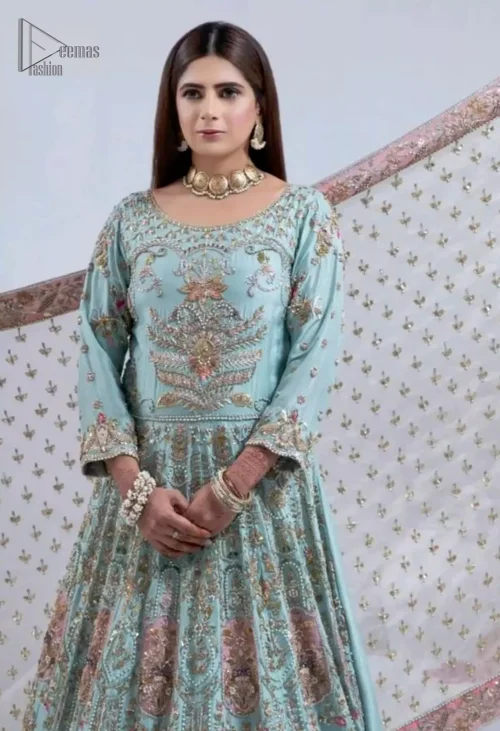 The soft Aqua hue pairs beautifully with the Ivory accents, creating a stunning contrast. The dark antique and dull golden