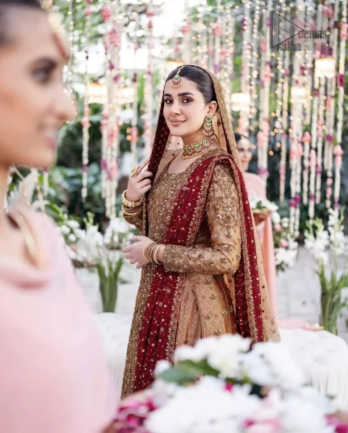 Its round neckline and full sleeves let the colour and craftsmanship stand out, with the design being simple and wearable.