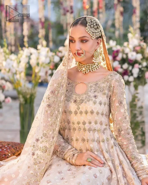 Tailored full sleeves and scalloped edge finishing on ivory kundan zari pishwas.
