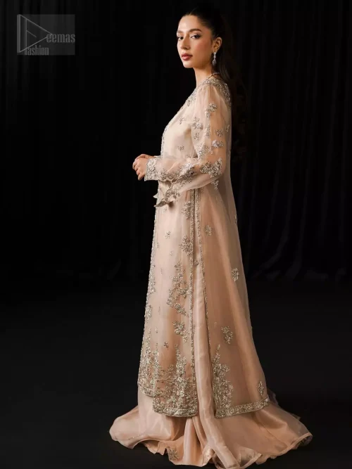 The front open jacket blooms in thread and silver embroidery, as every minute detail is crafted with devotion and delicacy.